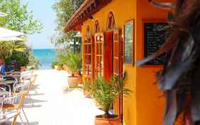 von der Bar sieht man schon das Meer glitzern - Foto: Ingo Wandmacher